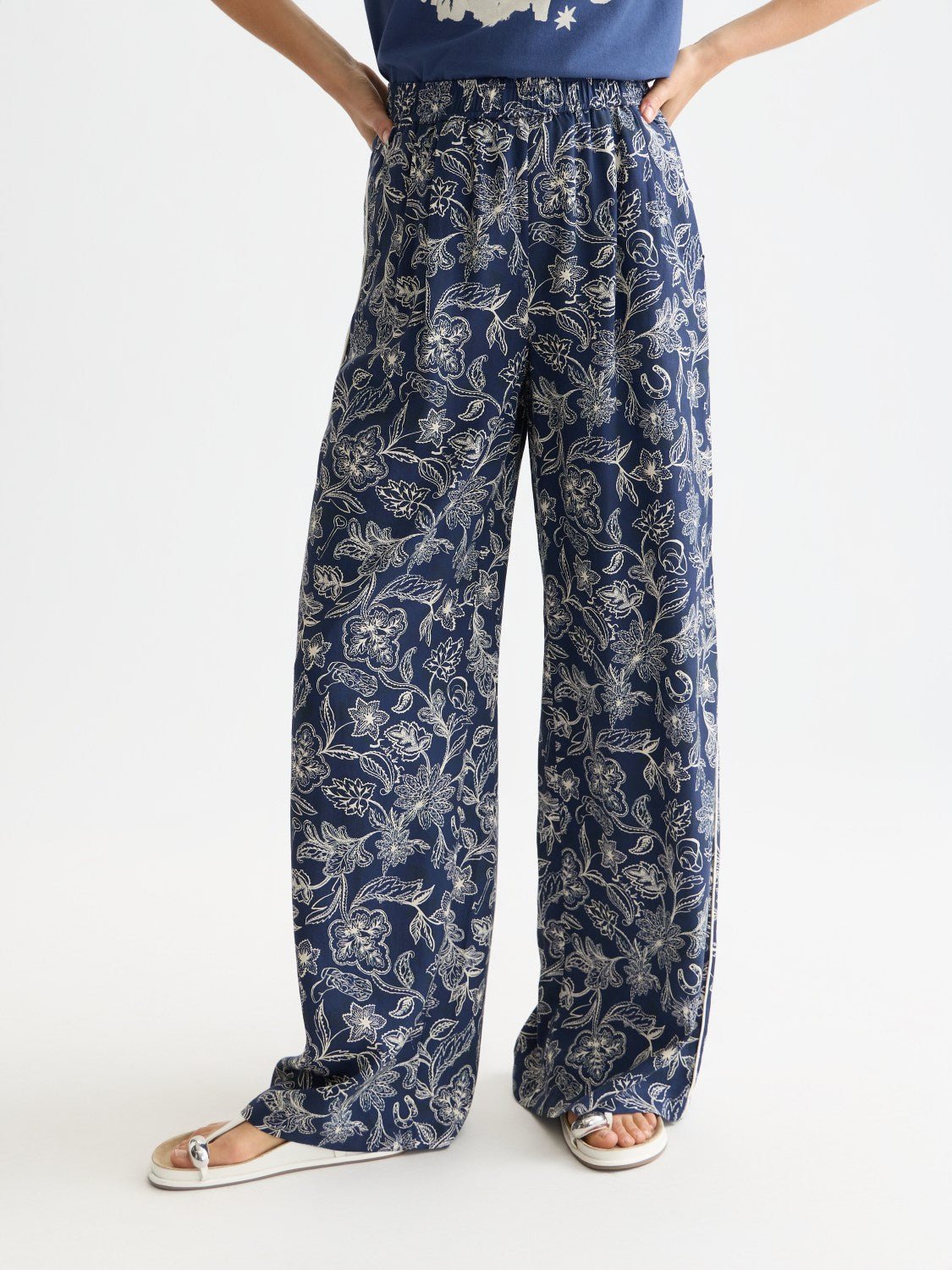 Eleni - All Over Printed High Rise Wide Leg Pull On Pants - Scotch & Soda South Africa
